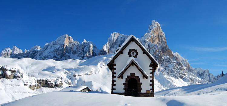 Chiesa nella neve tra le dolomiti